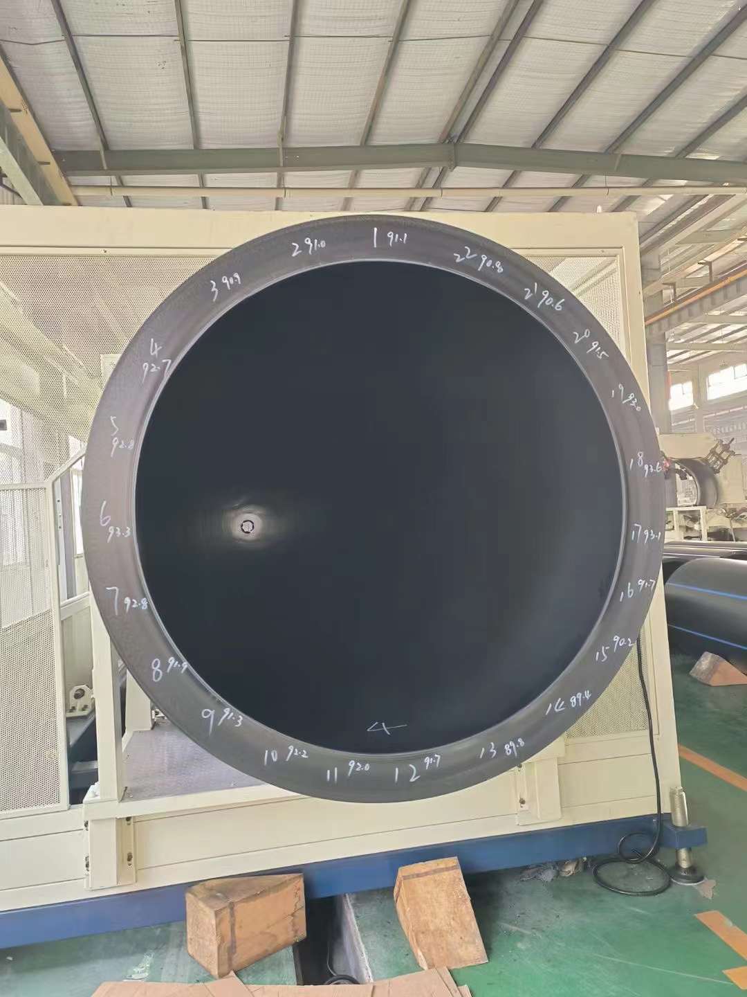 उच्च मोटाई र ठूला-व्यासका पाइपहरू: पाइप एक्सट्रुसनमा झ्यालबाट कसरी बच्ने