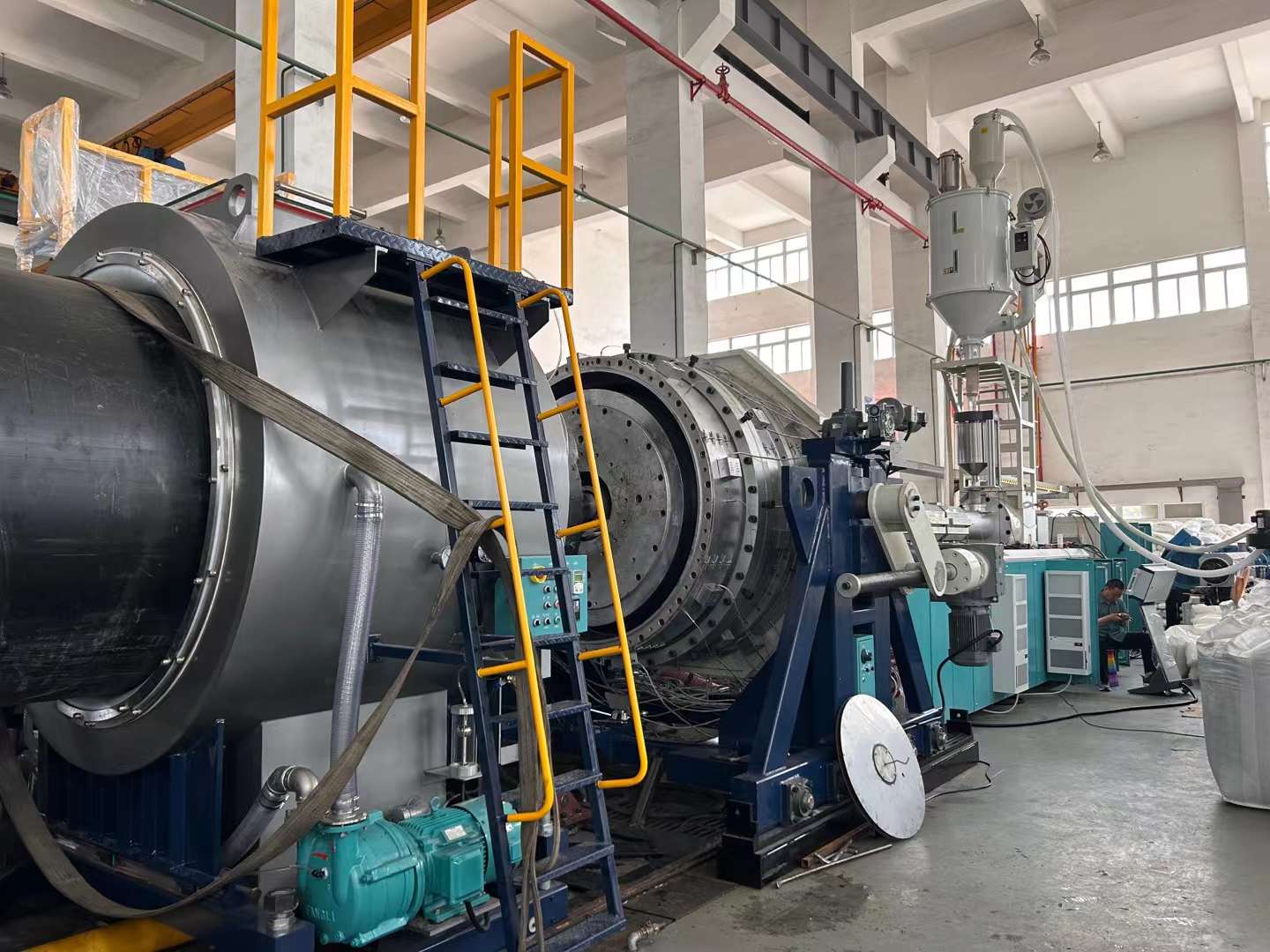 उच्च मोटाई र ठूला-व्यासका पाइपहरू: पाइप एक्सट्रुसनमा झ्यालबाट कसरी बच्ने